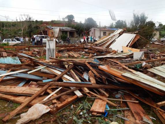 Pai salvou mulher e bebê antes
de morrer em tornado em SC, diz irmão - foto 4