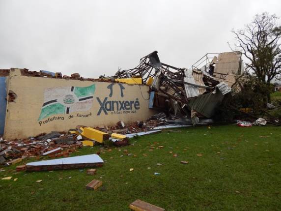 Pai salvou mulher e bebê antes
de morrer em tornado em SC, diz irmão - foto 3