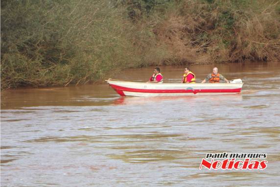 Ainda não foram encontrados pai e filha que caíram com veículo dentro do rio
Buricá - foto 2