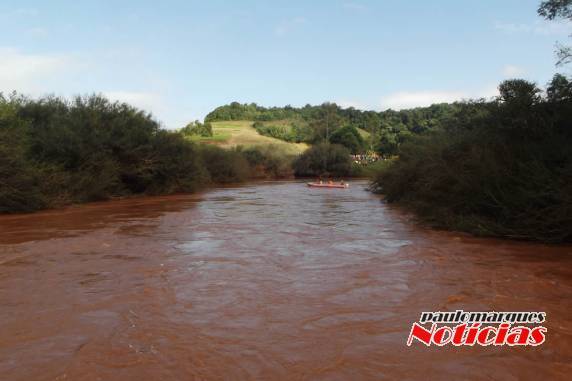 Ainda não foram encontrados pai e filha que caíram com veículo dentro do rio
Buricá - foto 5