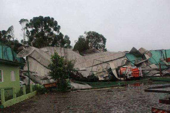 Cerca de 800 mil foram afetados por efeitos de tornado e vendavais em SC - foto 5