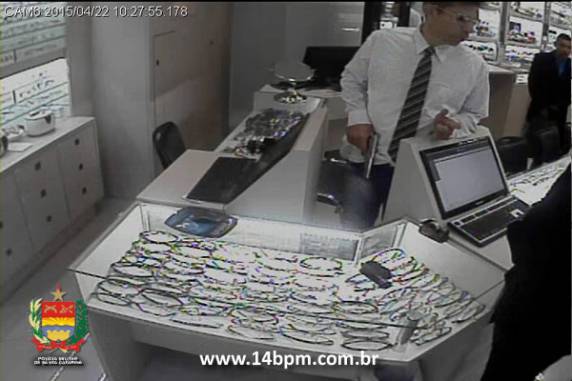 Inteligência do 14º Batalhão
resulta na prisão de quadrilha de ladrões de joalherias - foto 2