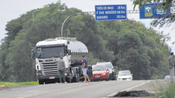Durante a madrugada, houve bloqueio e confusão na BR-116, 

em Camaquã