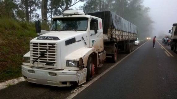 Acidente na BR 285 espalha
soja pela pista - foto 3