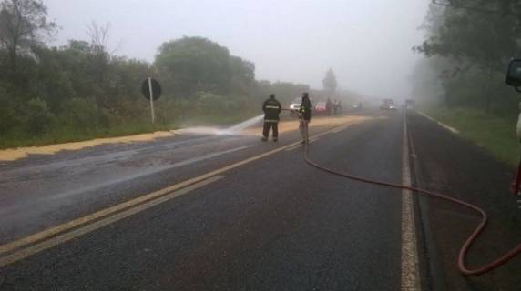 Acidente na BR 285 espalha
soja pela pista - foto 2