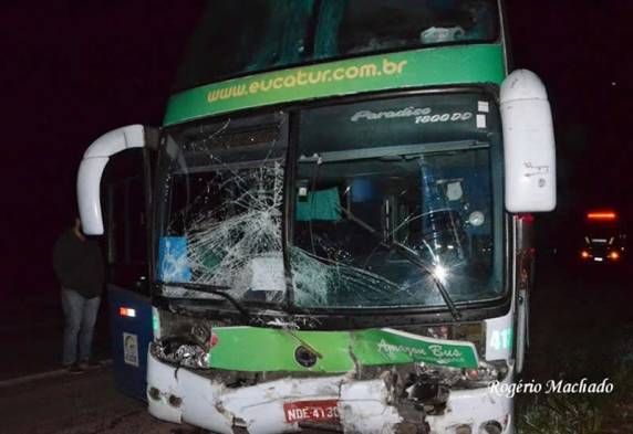Casal morre em acidente envolvendo ônibus e carro na BR 386 - foto 2