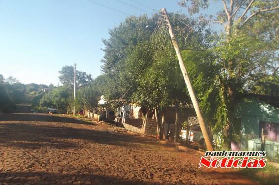 Motorista bate com veículo em poste da rede elétrica e foge
do local, em Três de Maio - foto 2