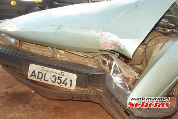Motorista bate com veículo em poste da rede elétrica e foge
do local, em Três de Maio - foto 3