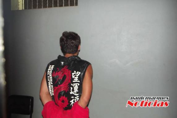 Brigada Militar prende Jovem em flagrante furtando um botijão de gás no centro de Três
de Maio - foto 2