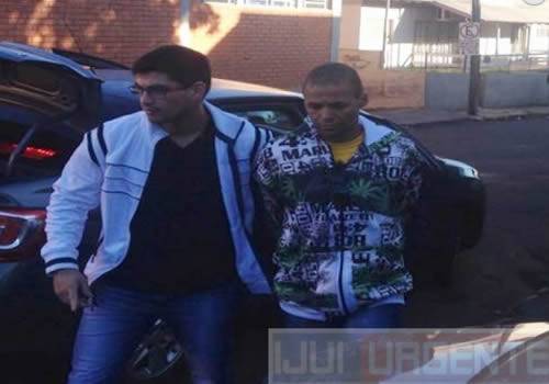 Suspeitos de tráfico de drogas são presos na
Rodoviária de Ijuí - foto 3
