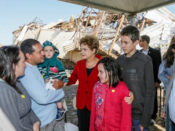 'Daremos exemplo de rapidez em reconstrução', 

afirma Dilma em SC - foto 3