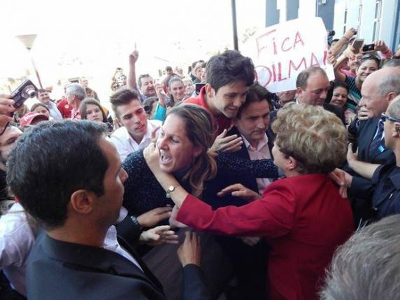 'Daremos exemplo de rapidez em reconstrução', 

afirma Dilma em SC - foto 2