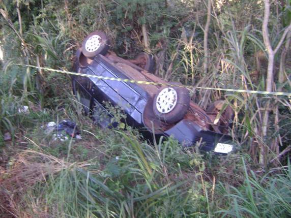 Uno capota às margens da rodovia ERS 155, em Ijuí. Veja imagens - foto 2
