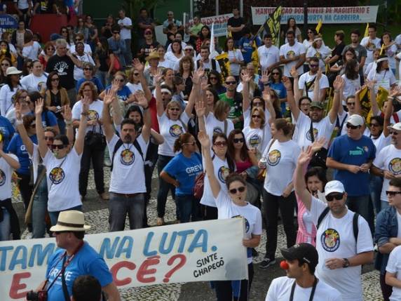 Professores de SC em greve pernoitam novamente na Alesc - foto 2