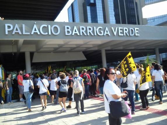 Professores de SC em greve pernoitam novamente na Alesc - foto 3