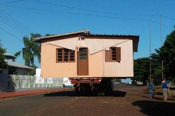 Casa chama atenção ao ser transportada pelas ruas de Três de Maio - foto 2