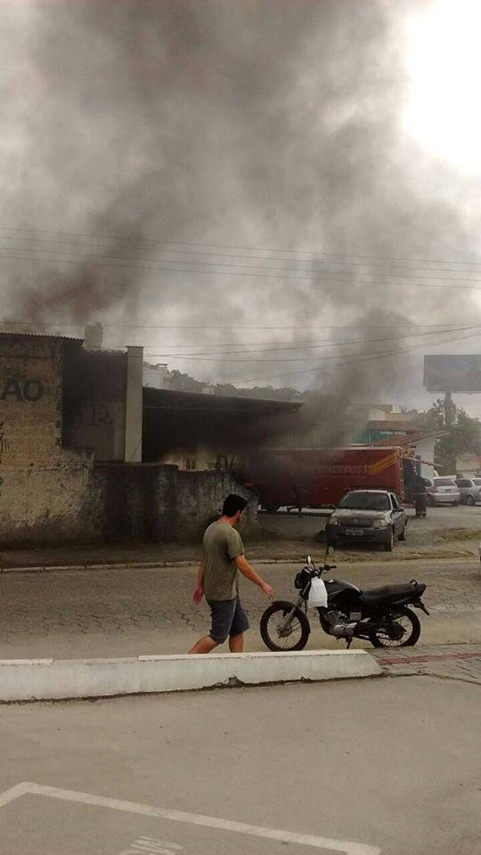 Oficina pega fogo em Itapema - foto 5
