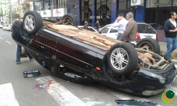 Capotamento no centro de Passo Fundo deixa motorista 

ferido - foto 2