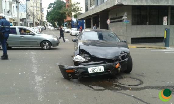 Capotamento no centro de Passo Fundo deixa motorista 

ferido - foto 3