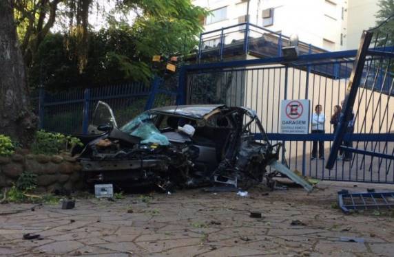 Carro capota e deixa motorista
gravemente ferido em Porto Alegre - foto 2