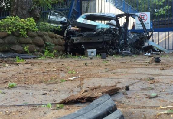 Carro capota e deixa motorista
gravemente ferido em Porto Alegre - foto 3