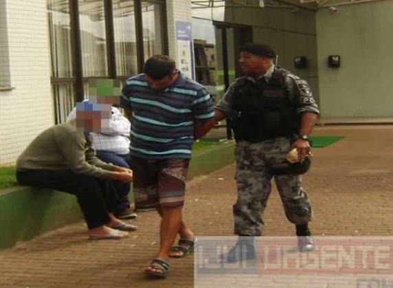 POE de Ijuí aborda
mototaxista com crack e maconha - foto 3