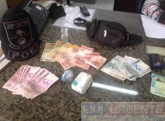 POE de Ijuí aborda
mototaxista com crack e maconha - foto 4