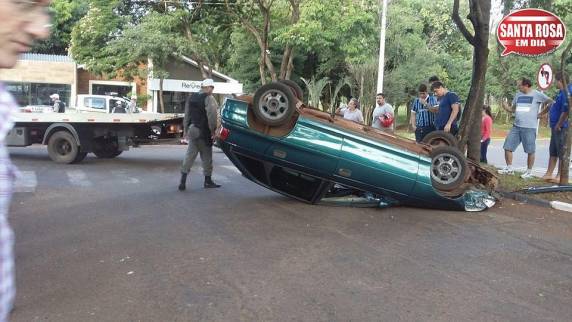 Três pessoas ficaram feridas em capotamento de veículo em Santa Rosa - foto 2
