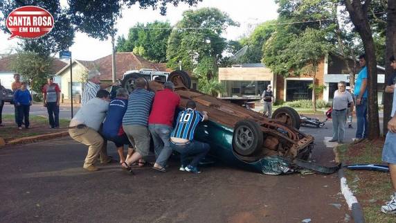 Três pessoas ficaram feridas em capotamento de veículo em Santa Rosa - foto 3