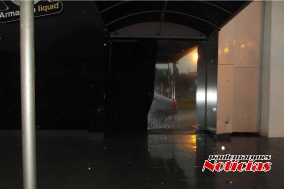 Moto colide contra uma casa de eventos em Três de Maio - foto 3