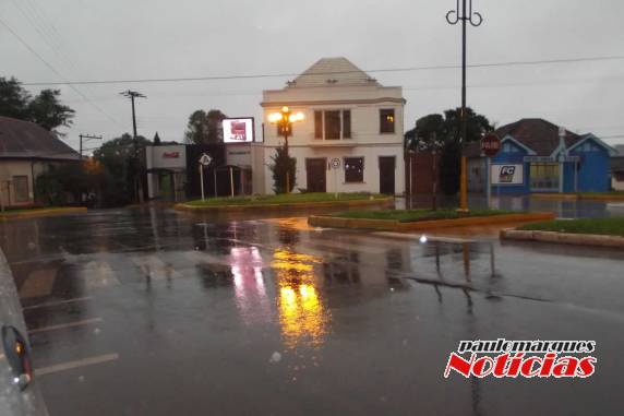 Moto colide contra uma casa de eventos em Três de Maio - foto 2