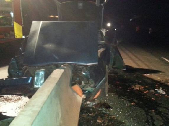 Carro fica destruído e adolescente, ferido após batida em mureta em SC - foto 2