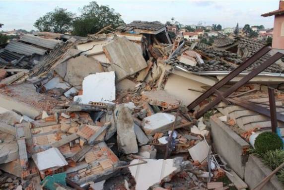 Três pessoas morrem após casa desabar 

em Criciúma - foto 4