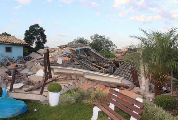 Três pessoas morrem após casa desabar 

em Criciúma - foto 5