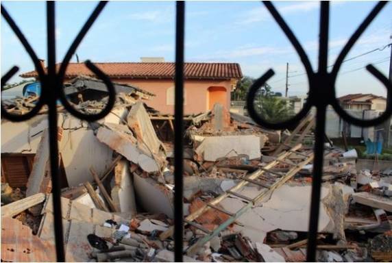 Três pessoas morrem após casa desabar 

em Criciúma - foto 3