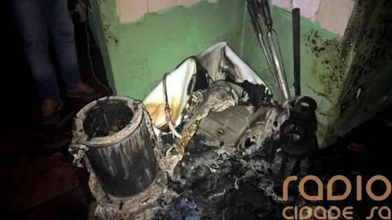 Parte de residência é consumida por 

incêndio na noite desta quarta-feira em Santo Ângelo - foto 3