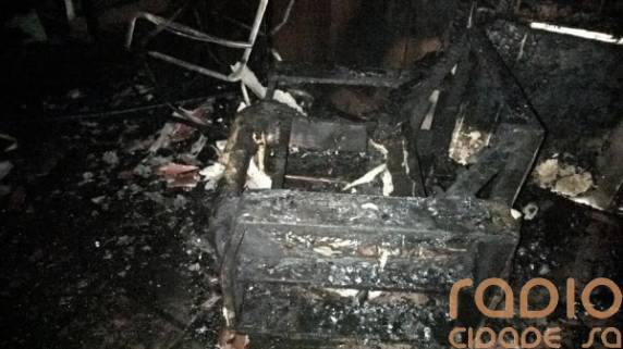 Parte de residência é consumida por 

incêndio na noite desta quarta-feira em Santo Ângelo - foto 7