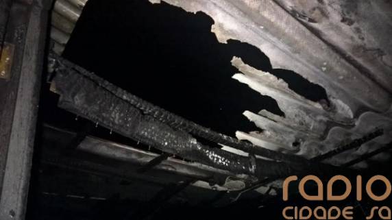 Parte de residência é consumida por 

incêndio na noite desta quarta-feira em Santo Ângelo - foto 6
