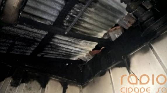 Parte de residência é consumida por 

incêndio na noite desta quarta-feira em Santo Ângelo - foto 4