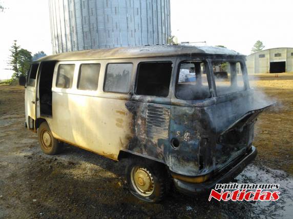 Bombeiros
de Horizontina controlam incêndio em veículo no interior de Tucunduva - foto 2