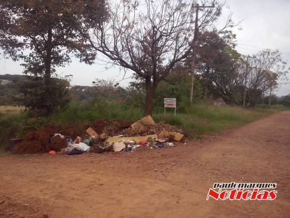 Moradores do bairro São Francisco reclamam do acumulo de lixo e entulhos - foto 4