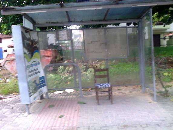 Parada de ônibus na Meia Praia não possui banco, e uma cadeira é a
alternativa - foto 2