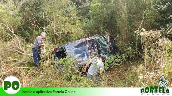 Carro colide, arranca
árvore e motorista sofre apenas arranhões na RSC 472 - foto 4