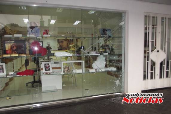 Ladrão quebra vitrine de ótica para furtar no 

centro de Três de Maio - foto 3