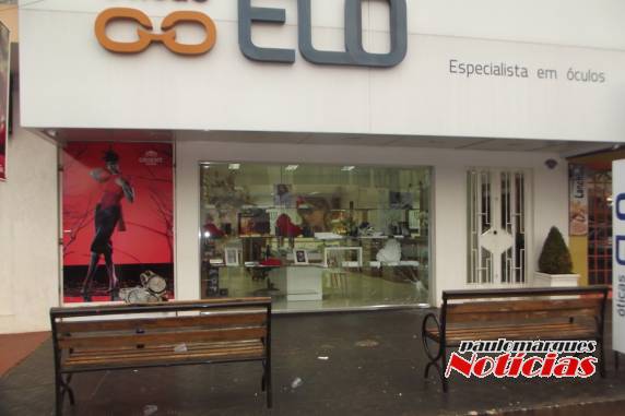 Ladrão quebra vitrine de ótica para furtar no 

centro de Três de Maio - foto 2