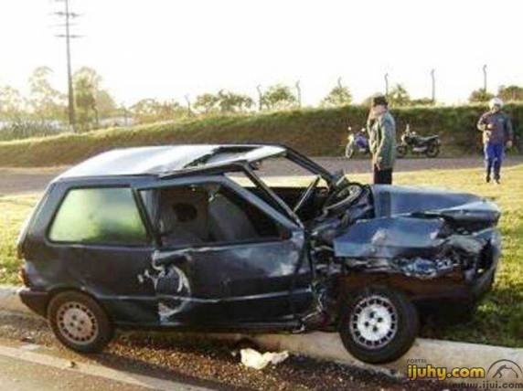 Acidente entre carreta e carro deixa motorista gravemente ferido em Ijuí - foto 3