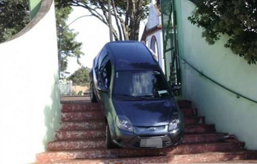 Motorista erra o caminho e vai parar na escadaria do cemitério em
Ijuí - foto 3