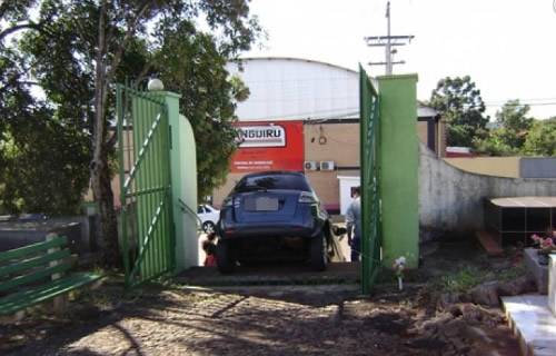 Motorista erra o caminho e vai parar na escadaria do cemitério em
Ijuí - foto 2
