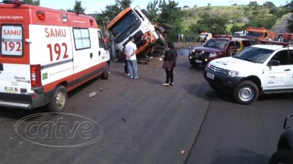 Caminhão de 

Rodeio Bonito carregado com porcos se envolve em acidente e tem carga saqueada - foto 7