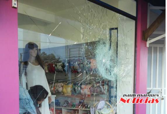 Loja de roupas intimas teve a vitrine
quebrada em Três de Maio - foto 3